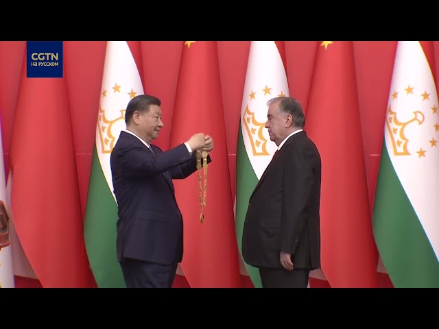 ⁣Си Цзиньпин вручил президенту Таджикистана Э. Рахмону орден Дружбы КНР