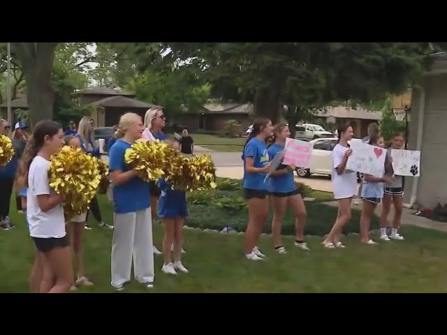 ⁣Tinley Park coach gets special sendoff as she battles breast cancer