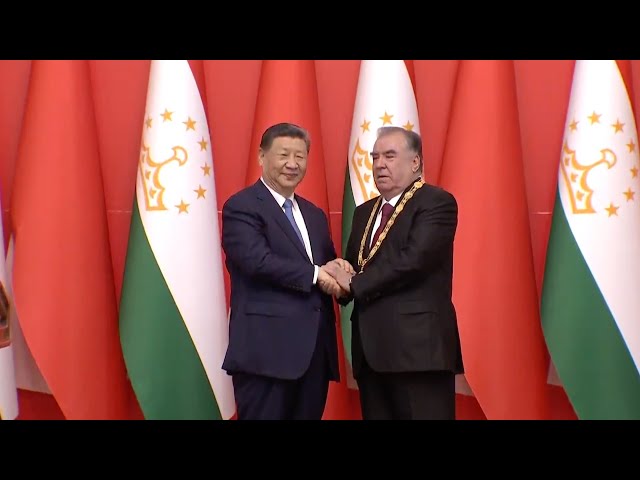 ⁣Chinese President Xi Jinping awards Tajik President Rahmon China's friendship medal