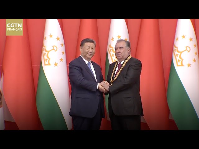 ⁣Xi Jinping remet au président tadjik la médaille de l'Amitié de la Chine