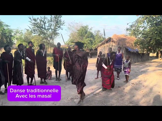⁣Danse traditionnelle avec la population MASAÏ, guerriers semi-nomades d'Afrique Mikumi Tanzanie