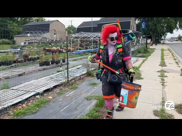 ⁣Have you seen her? 'Trash the Clown' adored in Port Huron for picking up city streets