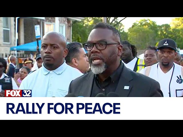 ⁣South Side community rallies with city officials following Fourth of July mass shootings
