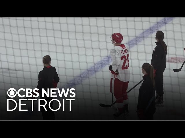 ⁣Female coaches help at Detroit Red Wings development camp