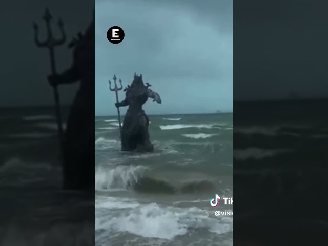 ⁣¿Cómo enfrentó la estatua de Poseidón la fuerza del huracán 'Beryl'?