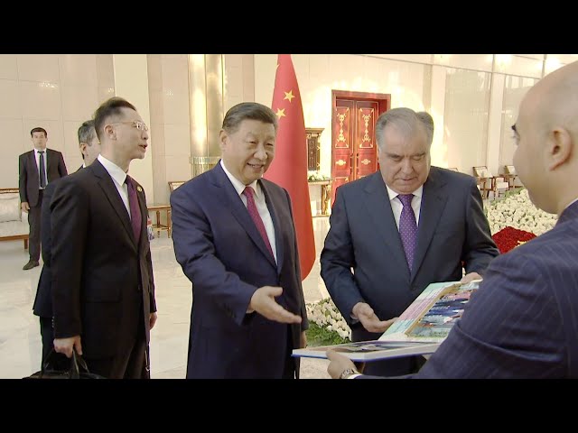 ⁣Emomali Rahmon gifts Xi Jinping album of his three Tajikistan visits since 2014