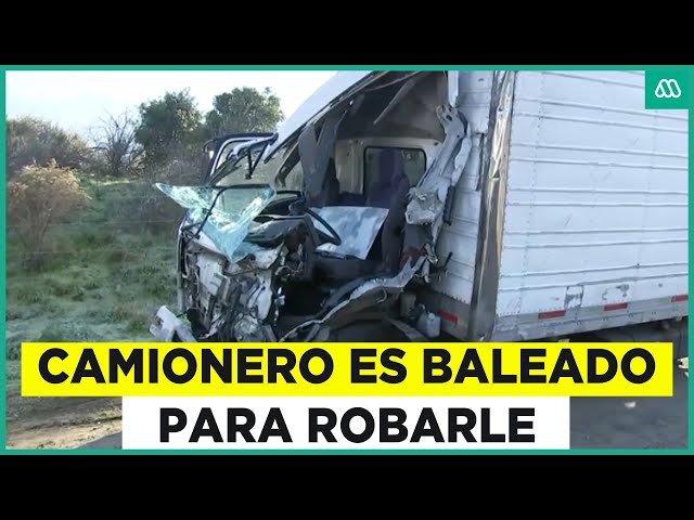 ⁣Camión vuelca tras asalto en plena carretera: Conductor se mantiene en riesgo vital