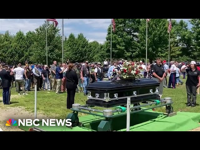 ⁣Over 500 strangers united to honor fallen veteran