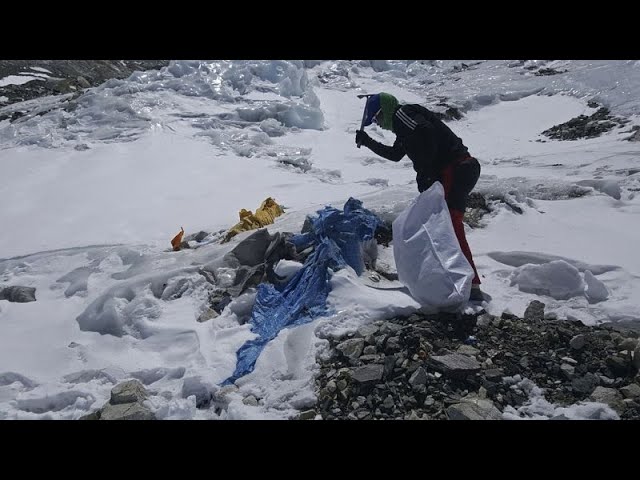 ⁣Es wird Jahre dauern, den Mount Everest vom Müll zu befreien