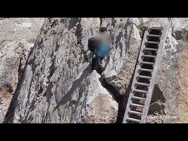 ⁣Trentino, ferrata senza protezioni con bambino in braccio