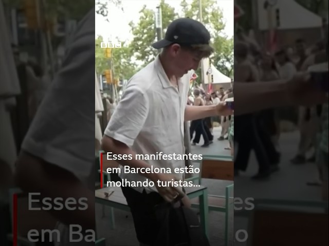 Manifestantes atiram água em turistas em Barcelona 