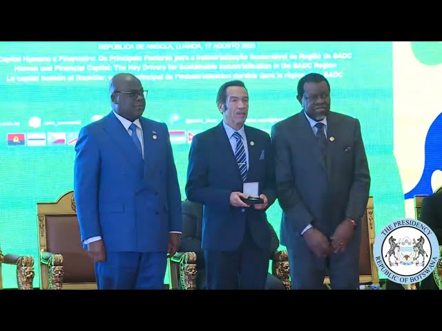 Ian Khama recieving the SADC founding father award on behalf of his late father