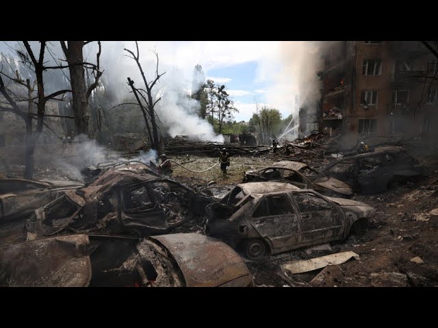 ⁣Série d'attaques meurtrières en Ukraine, l'hôpital pour enfants de Kiev touché • FRANCE 24