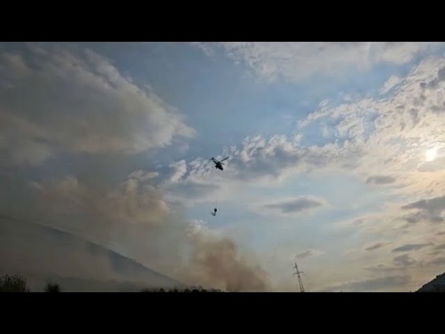 ⁣Un enorme incendio amenaza varios pueblos en Albania