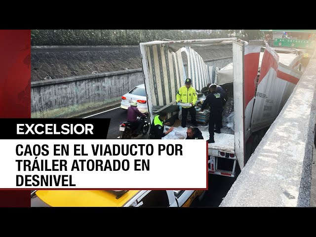 Tráiler se queda atorado al pasar por el bajo puente de Viaducto e Insurgentes