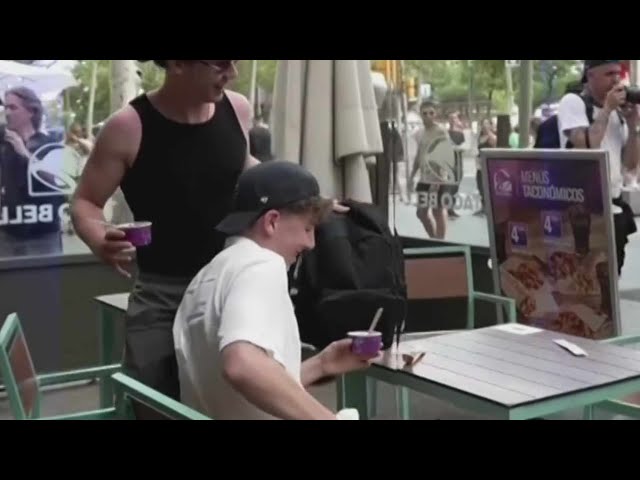 Manifestantes Corren a Turistas de Bares y Restaurantes en Barcelona