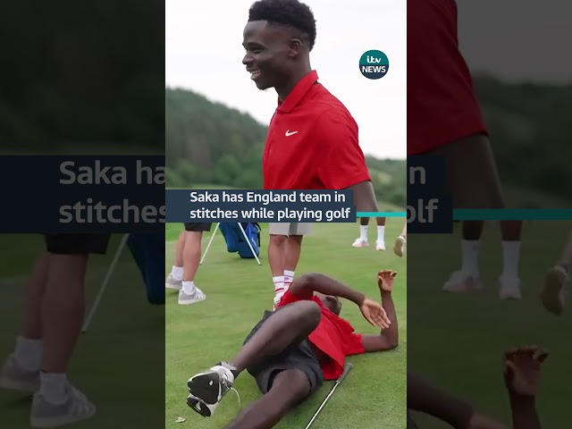 ⁣Saka tripped over a bag while celebrating his golf skills #itvnews #saka #golf #football