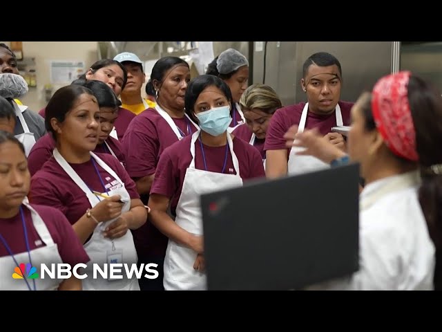 ⁣New York program trains migrants to work in restaurants