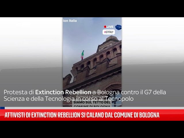 ⁣Bologna, Extinction Rebellion occupa terrazza del Comune