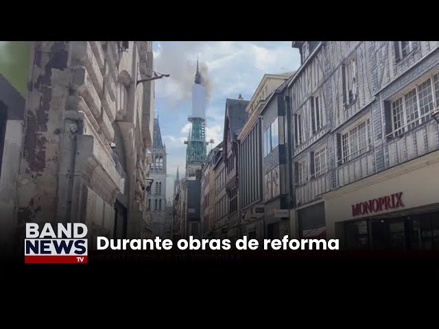 Torre de catedral gótica pega fogo na França | BandNews TV