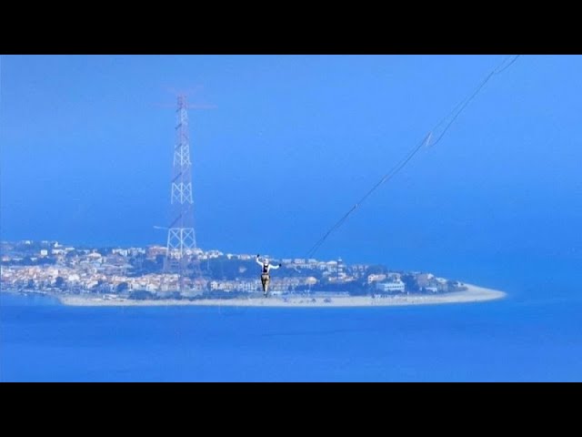 ⁣Traversée historique du détroit de Messine par le funambule estonien Jaan Roose