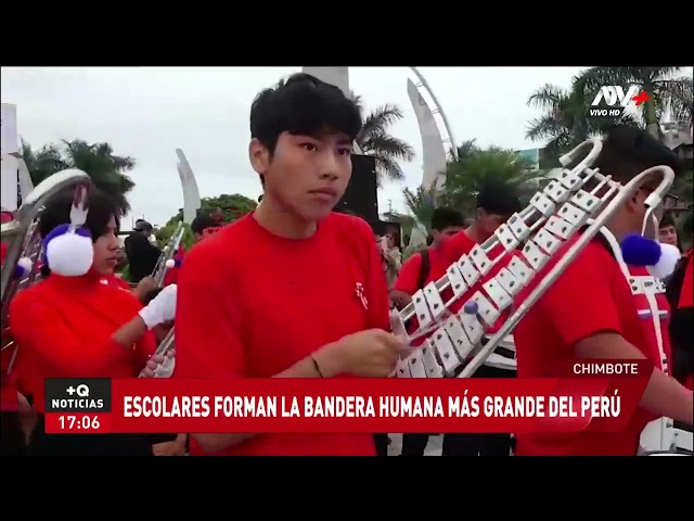 Chimbote: escolares forman la bandera humana más grande del Perú