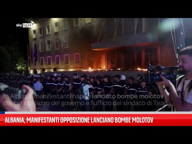 ⁣Albania, manifestanti antigovernativi lanciano bombe molotov