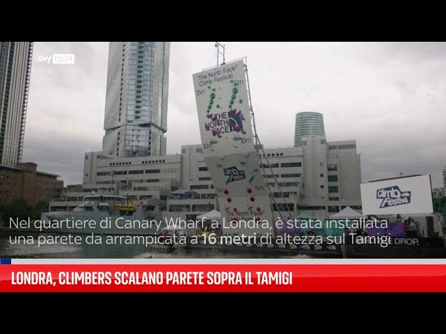 ⁣Londra, climbers scalano parete sopra il Tamigi