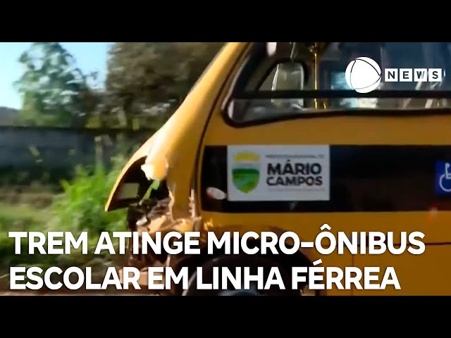 ⁣Trem atinge micro-ônibus escolar que passava pelos trilhos