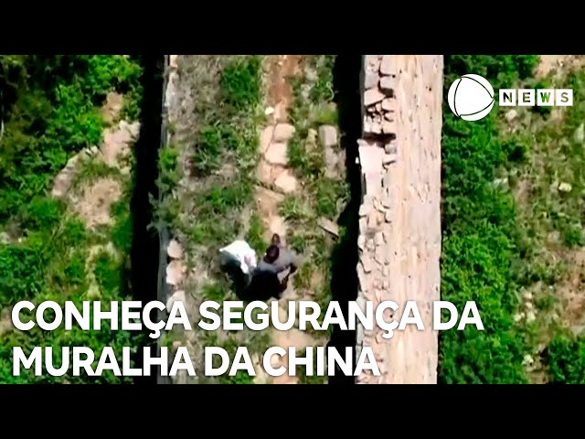 Homem trabalha como segurança da Muralha da China