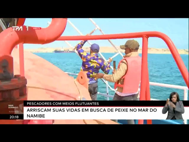 ⁣Pescadores e meios flutuantes - Arriscam suas vidas em busca de peixe no mar do Namibe