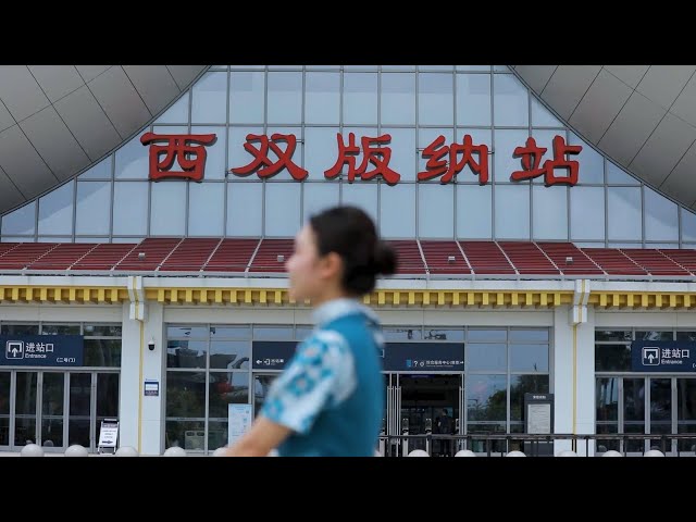 ⁣GLOBALink | Lao-majored girl works as attendant on China-Laos Railway