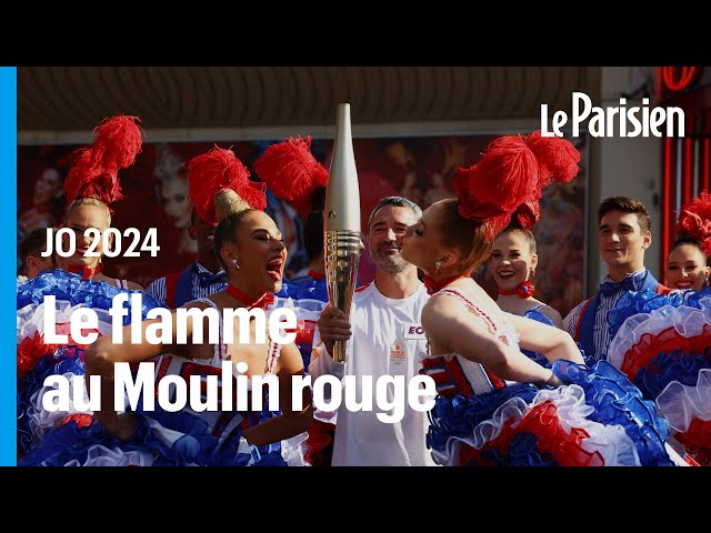 La flamme olympique s'offre un French Cancan avec les danseuses du Moulin Rouge