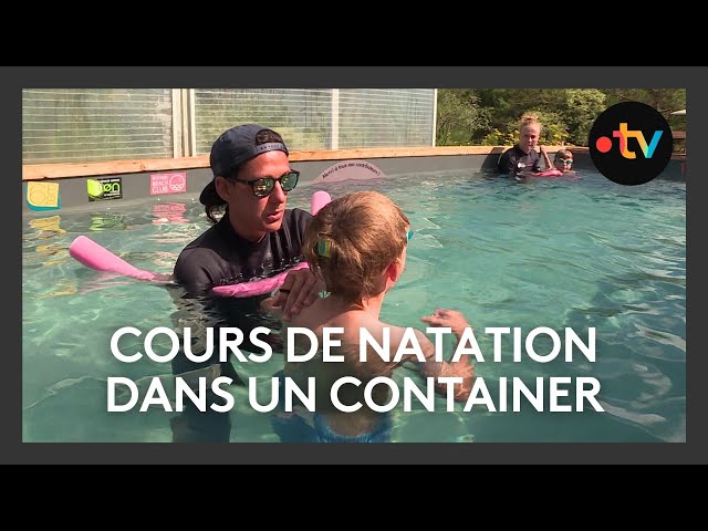 Cours de natation dans un container