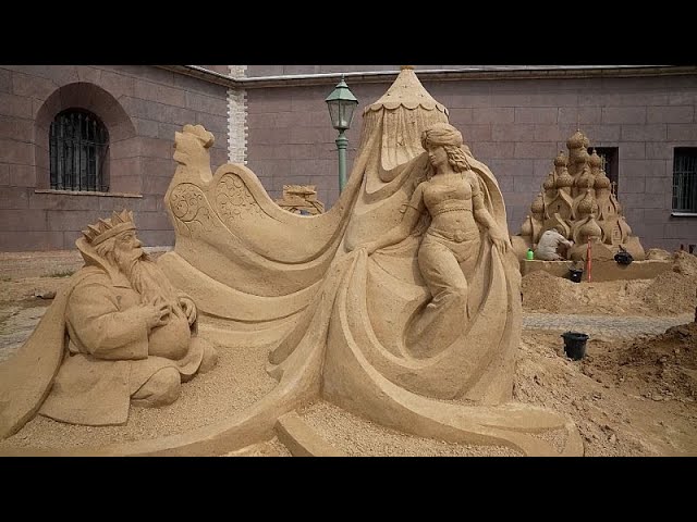 Sandskulpturen in Russland: Meisterwerke im Regen von St. Petersburg