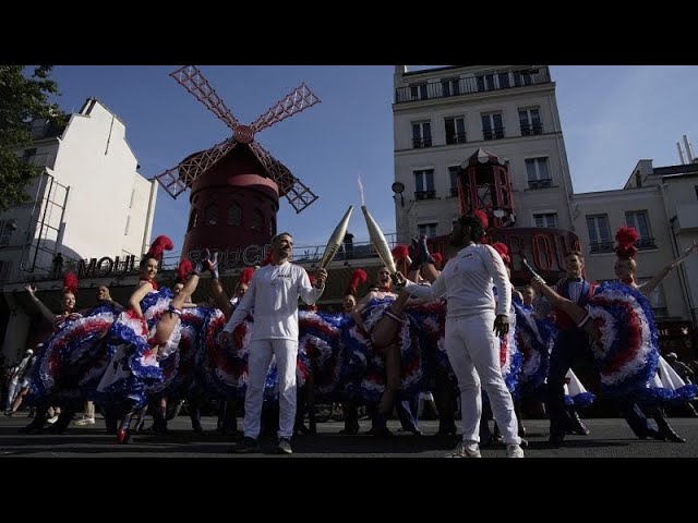 ⁣No comment : French Cancan devant le Moulin Rouge pour la flamme olympique