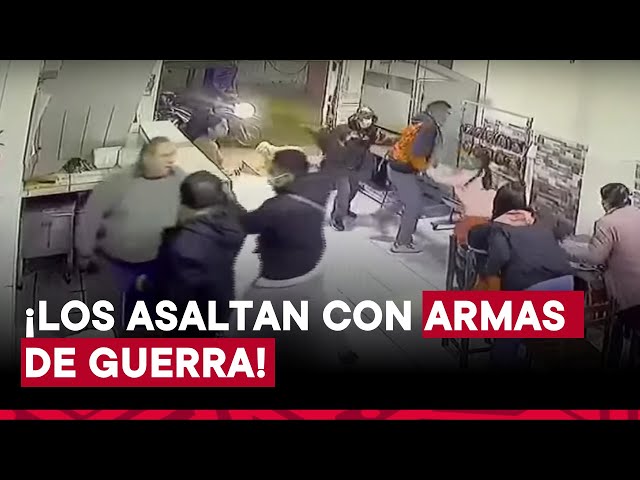 Piura: cámaras captan a delincuentes asaltando con armas de guerra a comensales en pollería