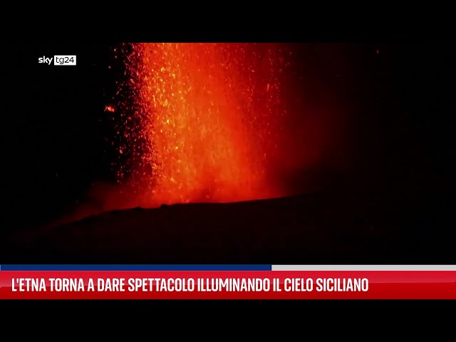 ⁣Le eruzioni dell'Etna illuminano il cielo della Sicilia