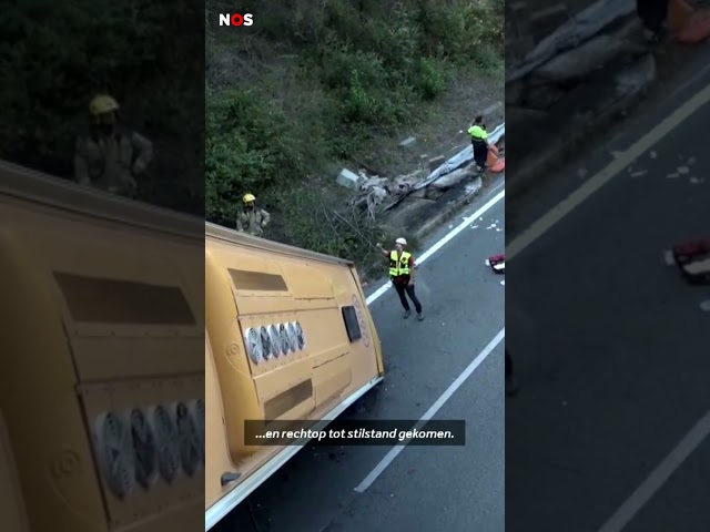 ⁣Bus botst tegen tunnelwand op Spaanse snelweg