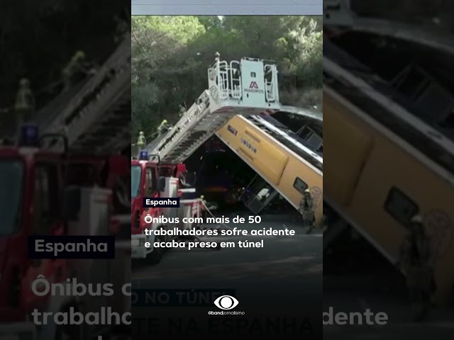 Na Espanha, um ônibus acabou preso na entrada de um túnel #shorts