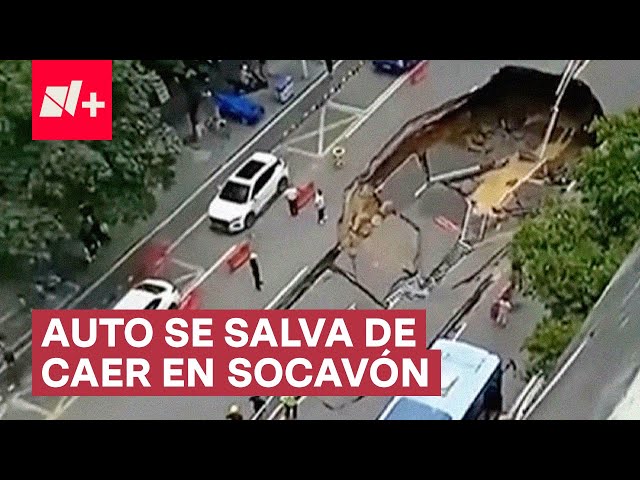 ⁣Autos se salvan de ser devorados por enorme socavón - N+