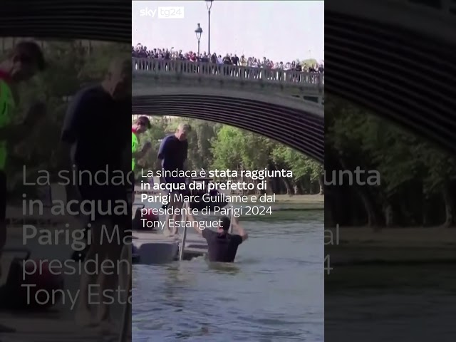 ⁣Parigi, sindaca Hidalgo si tuffa nella Senna