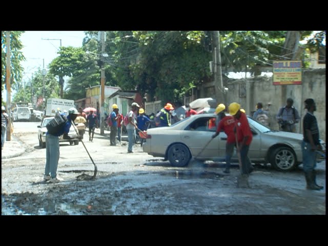 ⁣Sant Nasyonal Ekipman (CNE) netwaye "Rue Capois" nan kad pwogram ki rele CNE Lakay ou.