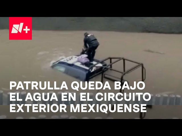 Patrulla queda atrapada en inundación en el Circuito Exterior Mexiquense en Cuautitlán Izcalli