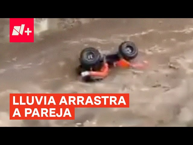 Lluvia arrastra a pareja en cuatrimoto en San Luis Potosí - N+