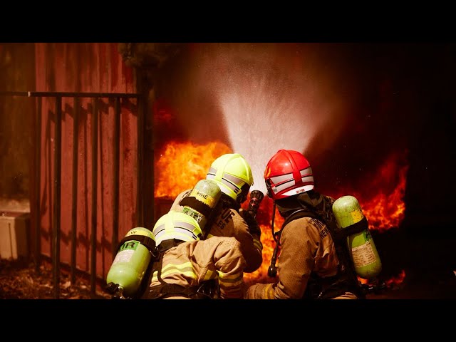 Firefighters battle massive blaze in Texas