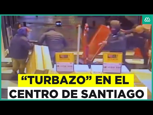 Turbazo en el centro de Santiago: Delincuentes robaron televisores desde local comercial