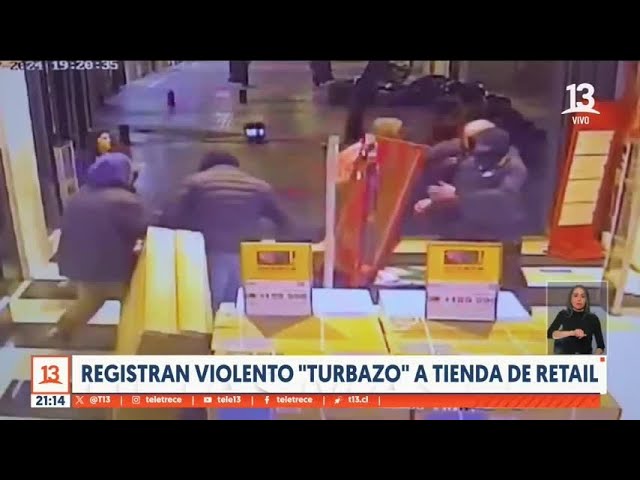 Registran violento "turbazo" a tienda de retail en Santiago: Guardia quedó grave