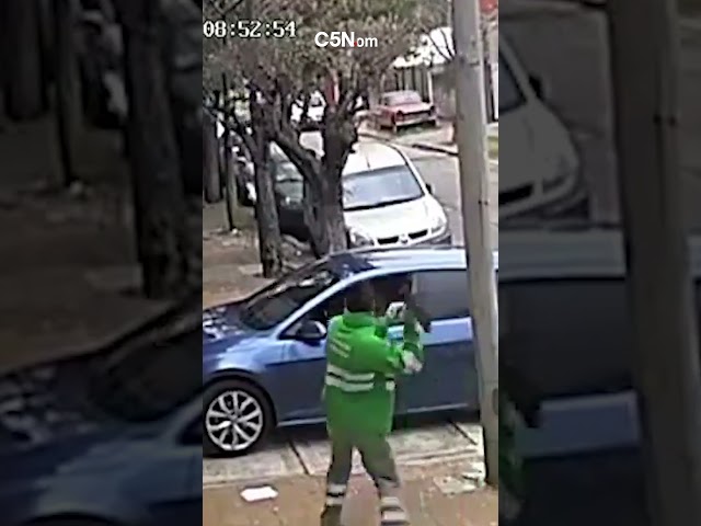 ⁣Un BARRENDERO EVITÓ el ROBO de un AUTO