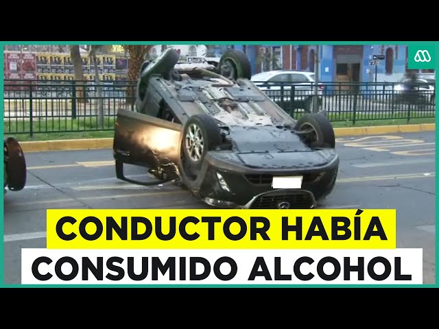 Vehículo vuelca en el centro de Santiago: Conductor había consumido alcohol